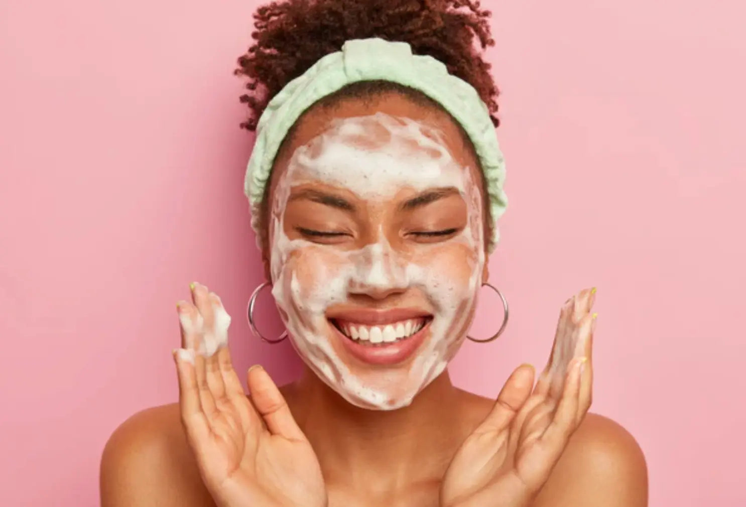 CaviPilla + O2 Advanced Volumizing bubbling on pretty girls face 